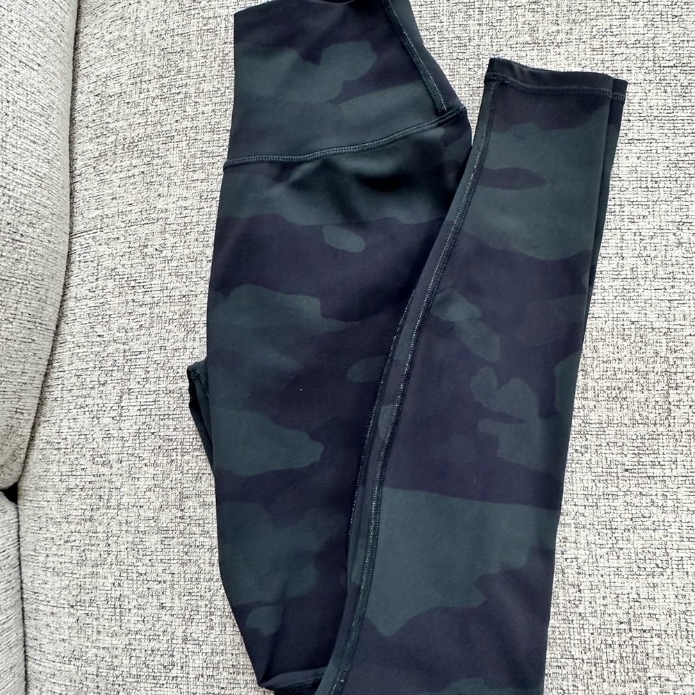 Alo Camo High-Waist Leggings - Dark Green/Black